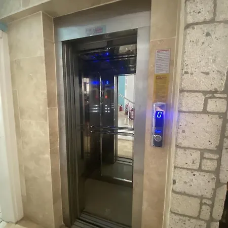 Larimar Hotel